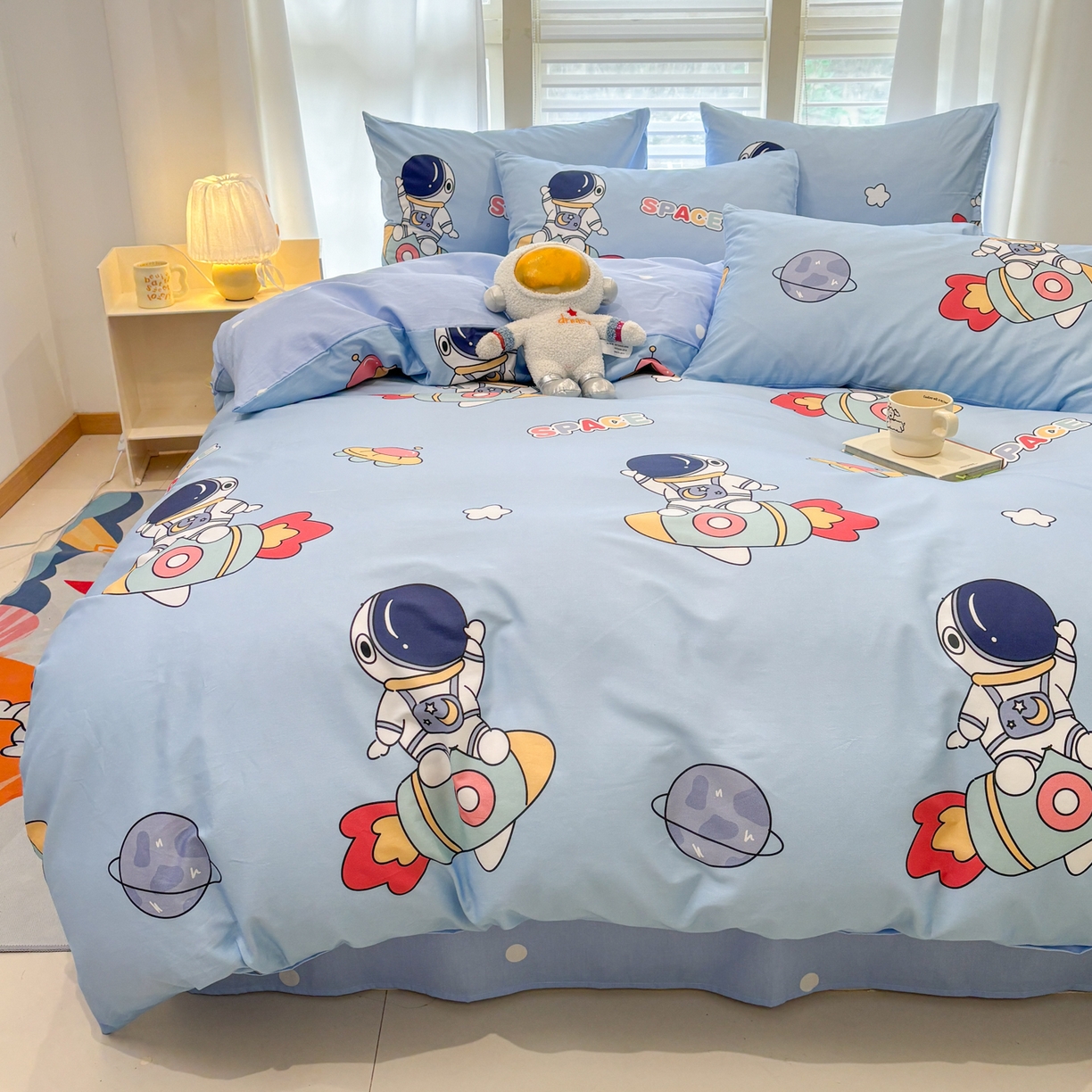 91家纺网 家纺一手货源 找家纺 孩子王家纺 2026新款卡通活性亲全棉纯棉专版太空人恐龙系列四件套 蓝星火箭