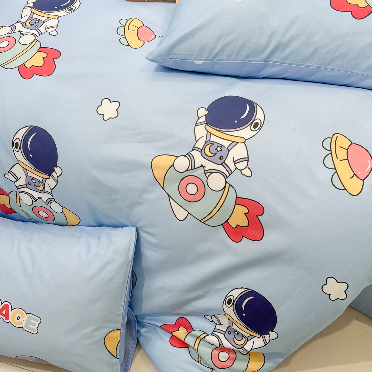 91家纺网 家纺一手货源 找家纺 孩子王家纺 2026新款卡通活性亲全棉纯棉专版太空人恐龙系列四件套 蓝星火箭