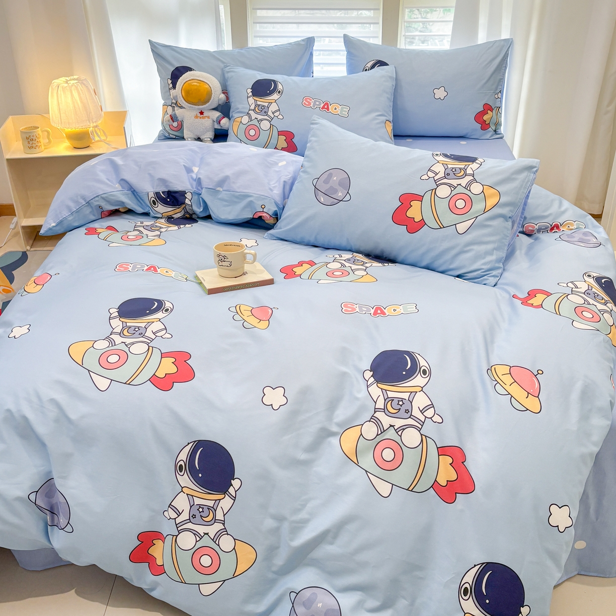 91家纺网 家纺一手货源 找家纺 孩子王家纺 2026新款卡通活性亲全棉纯棉专版太空人恐龙系列四件套 蓝星火箭