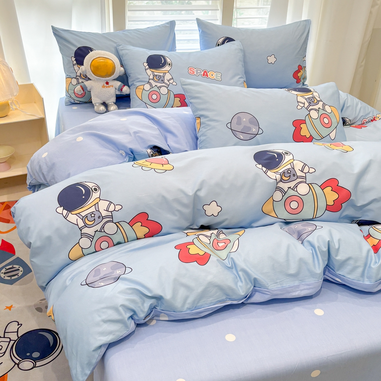 91家纺网 家纺一手货源 找家纺 孩子王家纺 2026新款卡通活性亲全棉纯棉专版太空人恐龙系列四件套 蓝星火箭