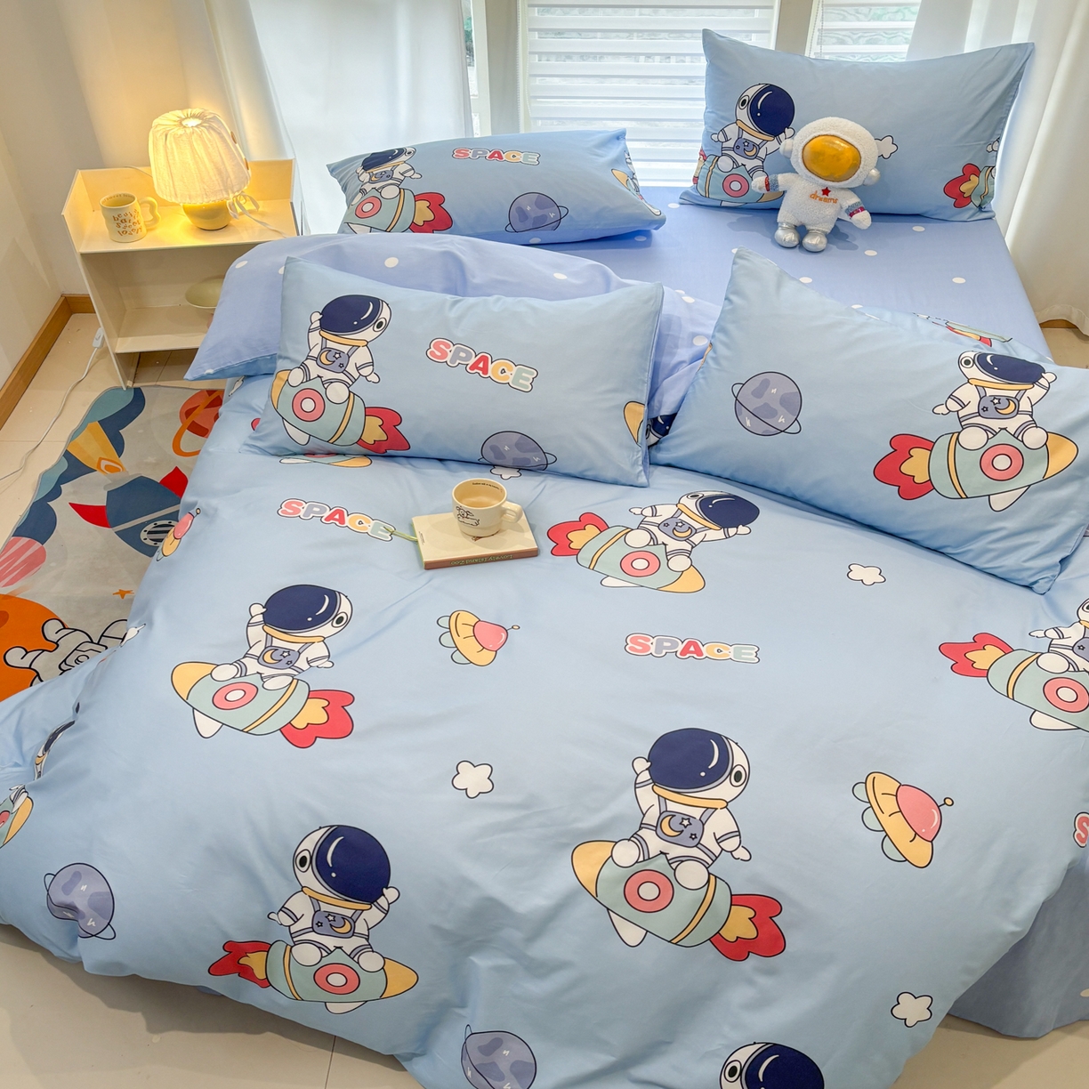 91家纺网 家纺一手货源 找家纺 孩子王家纺 2026新款卡通活性亲全棉纯棉专版太空人恐龙系列四件套 蓝星火箭