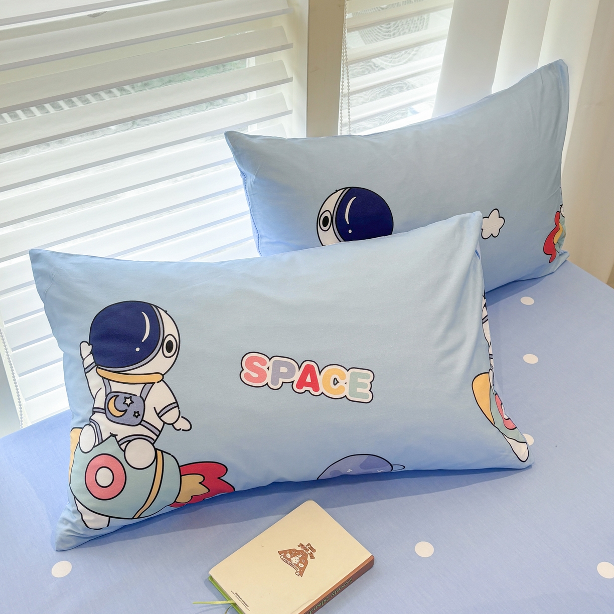 91家纺网 家纺一手货源 找家纺 孩子王家纺 2026新款卡通活性亲全棉纯棉专版太空人恐龙系列四件套 蓝星火箭