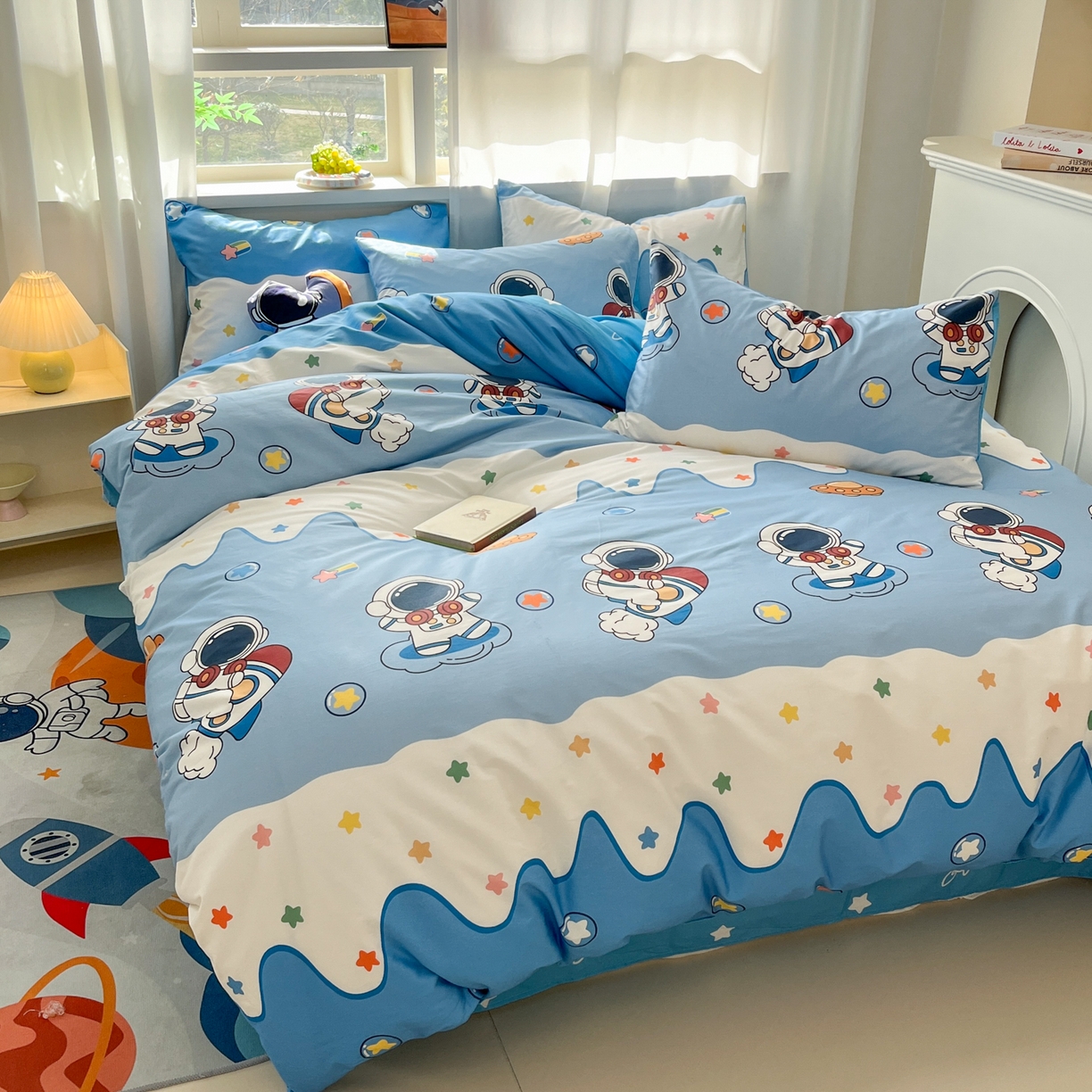 91家纺网 家纺一手货源 找家纺 孩子王家纺 2026新款卡通活性亲全棉纯棉专版太空人恐龙系列四件套 星辰追梦