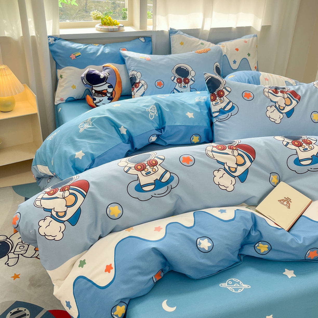 91家纺网 家纺一手货源 找家纺 孩子王家纺 2026新款卡通活性亲全棉纯棉专版太空人恐龙系列四件套 星辰追梦