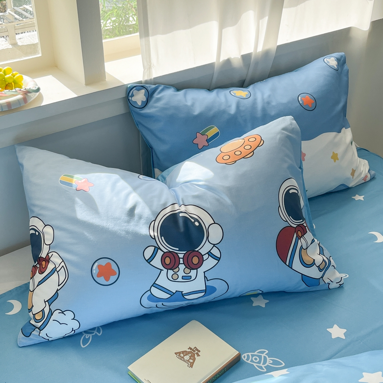 91家纺网 家纺一手货源 找家纺 孩子王家纺 2026新款卡通活性亲全棉纯棉专版太空人恐龙系列四件套 星辰追梦