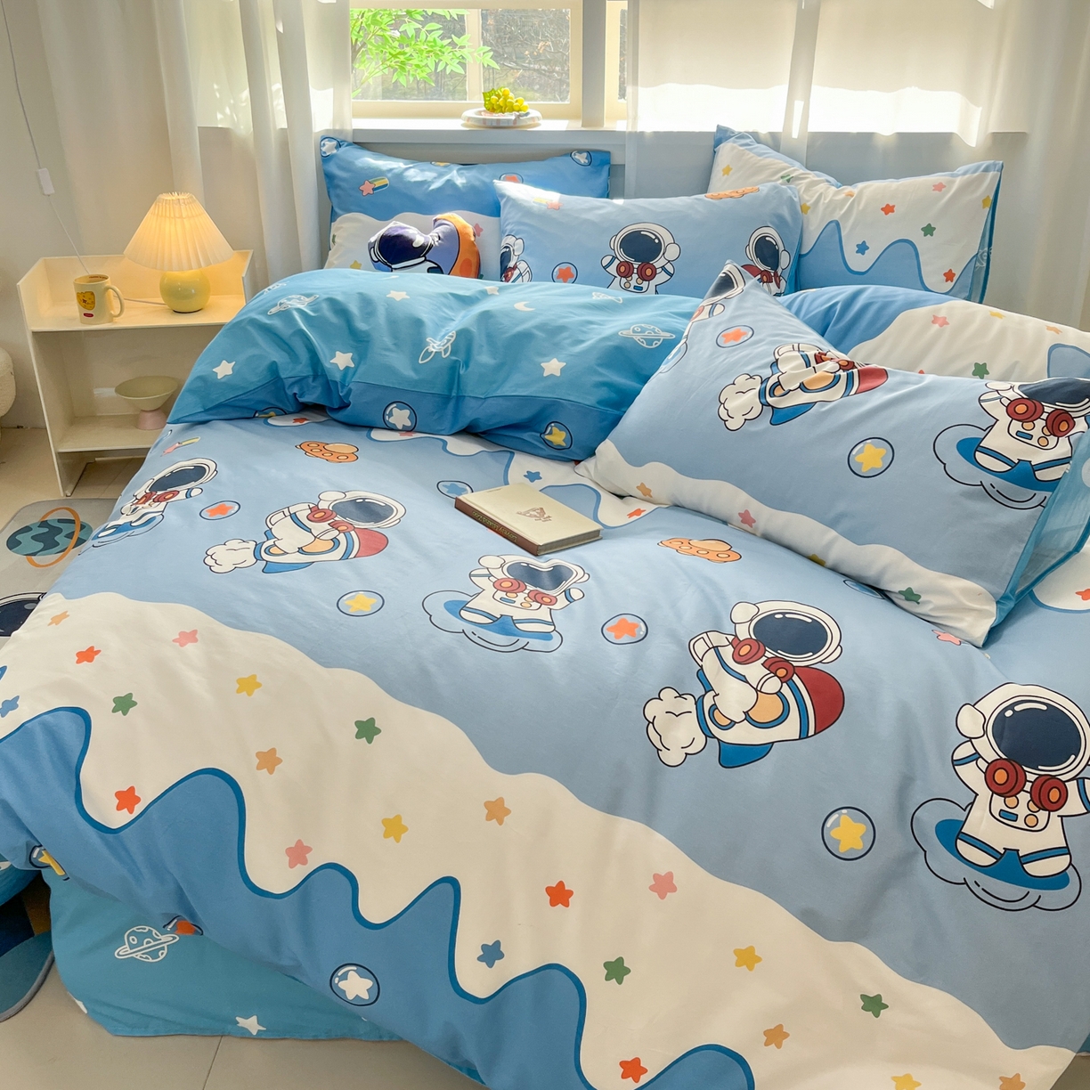 91家纺网 家纺一手货源 找家纺 孩子王家纺 2026新款卡通活性亲全棉纯棉专版太空人恐龙系列四件套 星辰追梦