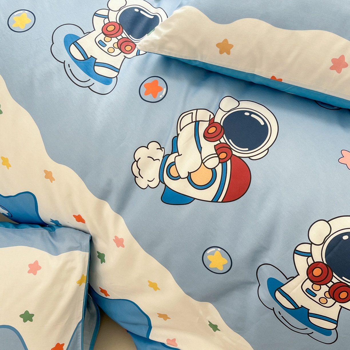 91家纺网 家纺一手货源 找家纺 孩子王家纺 2026新款卡通活性亲全棉纯棉专版太空人恐龙系列四件套 星辰追梦