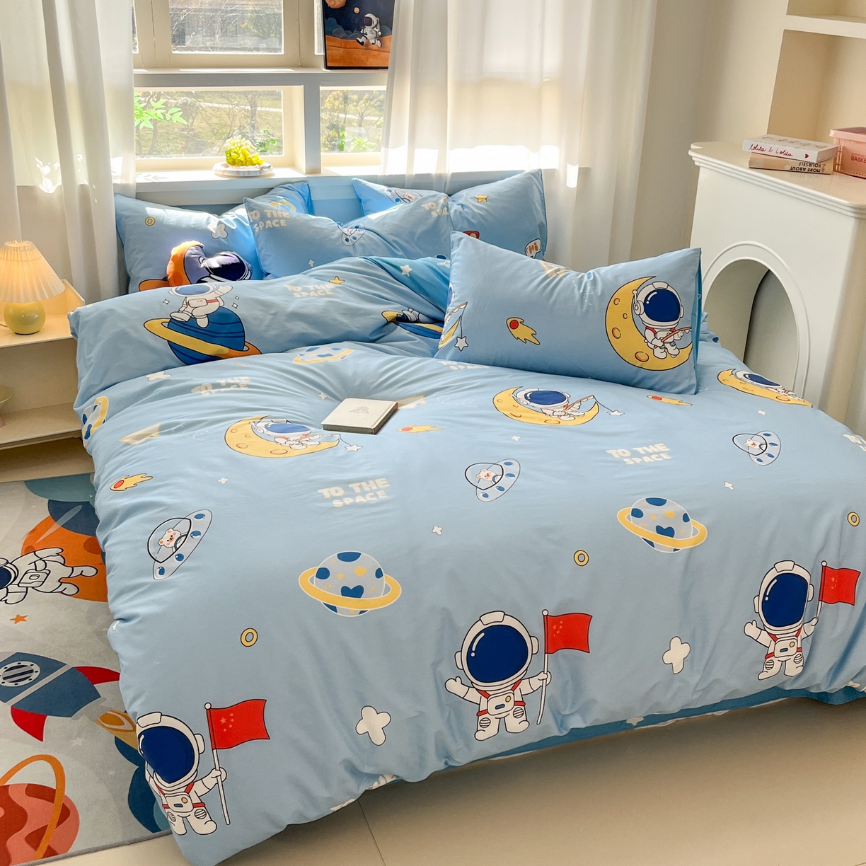 91家纺网 家纺一手货源 找家纺 孩子王家纺 2026新款卡通活性亲全棉纯棉专版太空人恐龙系列四件套 探索星空