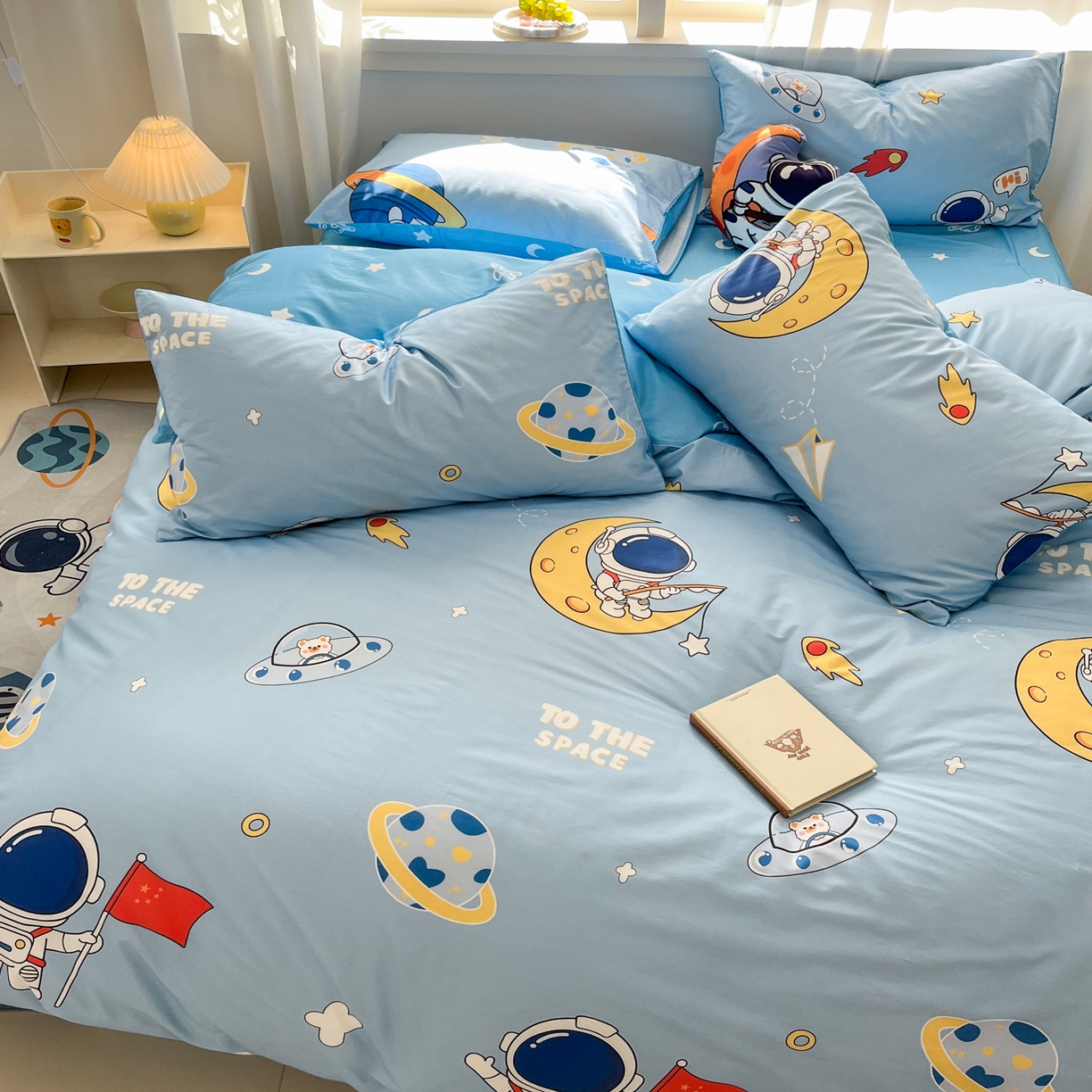 91家纺网 家纺一手货源 找家纺 孩子王家纺 2026新款卡通活性亲全棉纯棉专版太空人恐龙系列四件套 探索星空