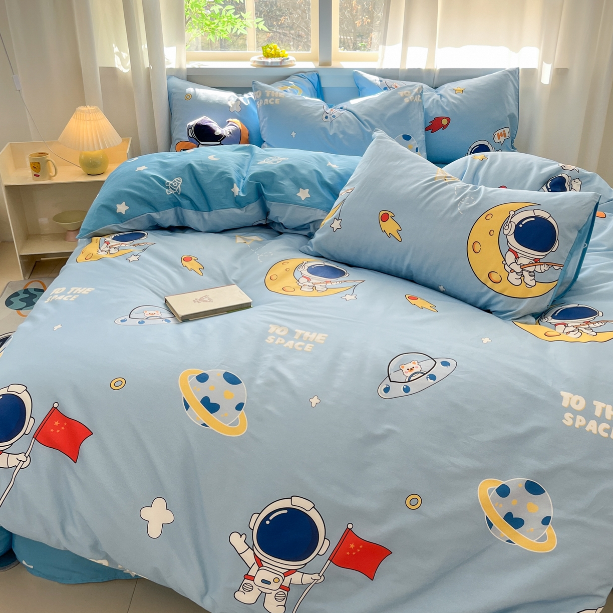 91家纺网 家纺一手货源 找家纺 孩子王家纺 2026新款卡通活性亲全棉纯棉专版太空人恐龙系列四件套 探索星空