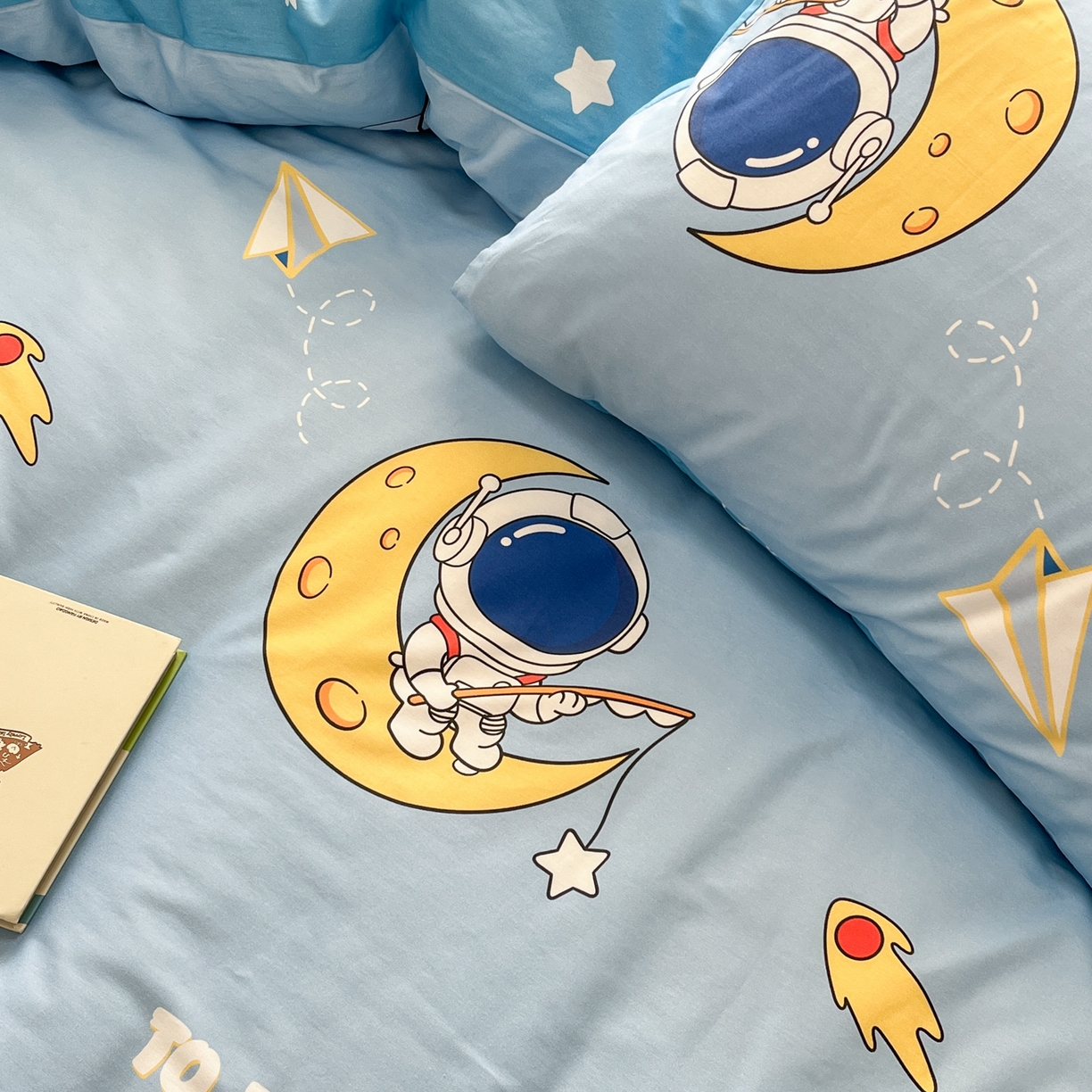 91家纺网 家纺一手货源 找家纺 孩子王家纺 2026新款卡通活性亲全棉纯棉专版太空人恐龙系列四件套 探索星空