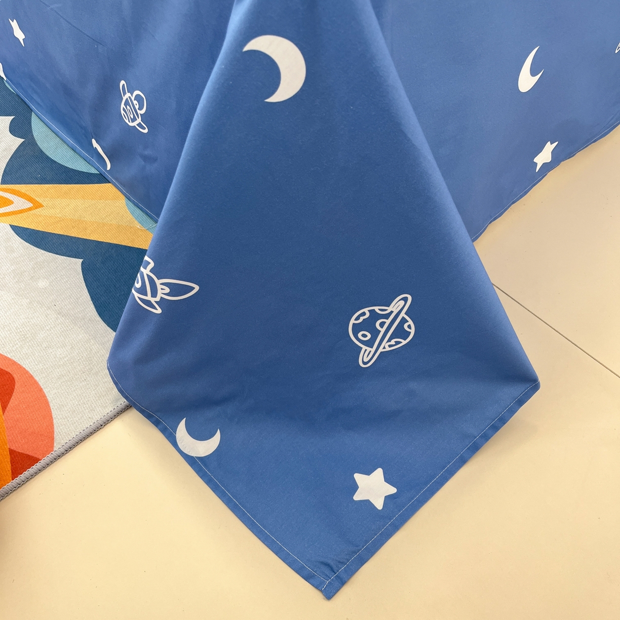 91家纺网 家纺一手货源 找家纺 孩子王家纺 2026新款卡通活性亲全棉纯棉专版太空人恐龙系列四件套 太空火箭