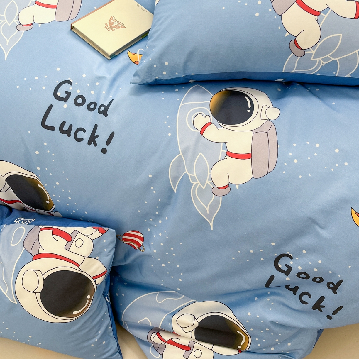 91家纺网 家纺一手货源 找家纺 孩子王家纺 2026新款卡通活性亲全棉纯棉专版太空人恐龙系列四件套 太空火箭