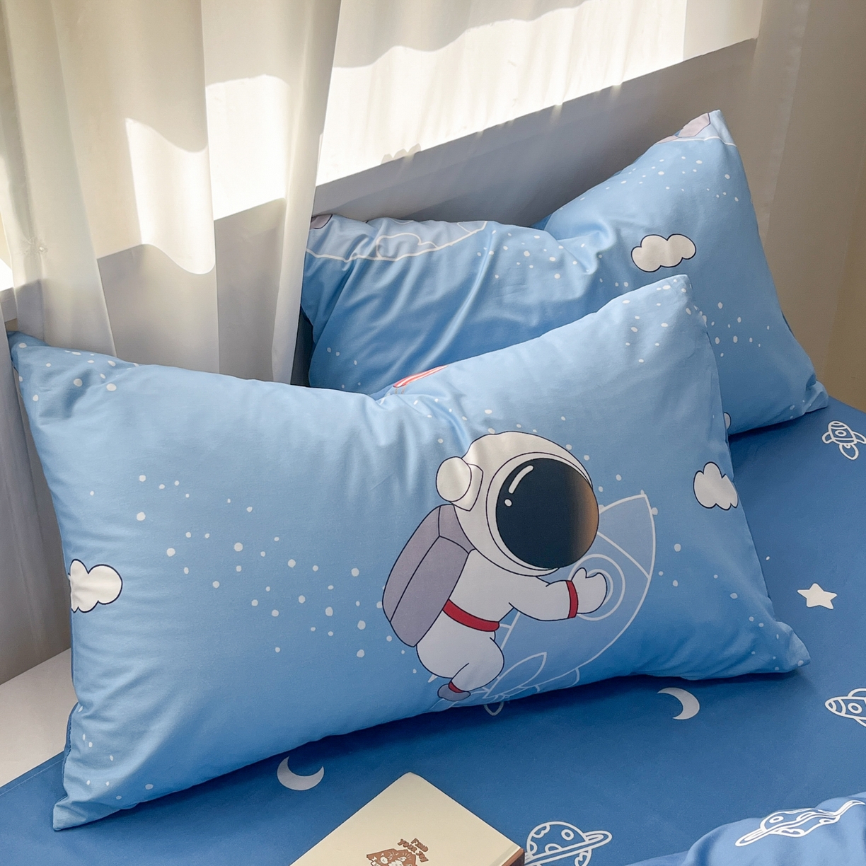 91家纺网 家纺一手货源 找家纺 孩子王家纺 2026新款卡通活性亲全棉纯棉专版太空人恐龙系列四件套 太空火箭
