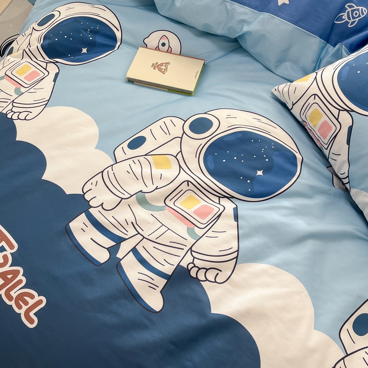 91家纺网 家纺一手货源 找家纺 孩子王家纺 2026新款卡通活性亲全棉纯棉专版太空人恐龙系列四件套 冒险家