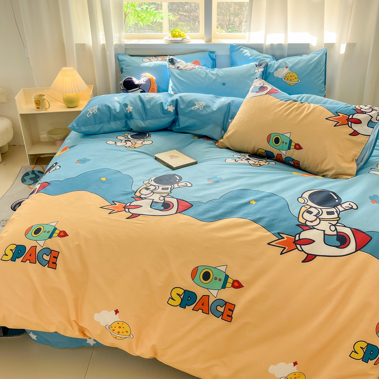 91家纺网 家纺一手货源 找家纺 孩子王家纺 2026新款卡通活性亲全棉纯棉专版太空人恐龙系列四件套 奇幻宇宙