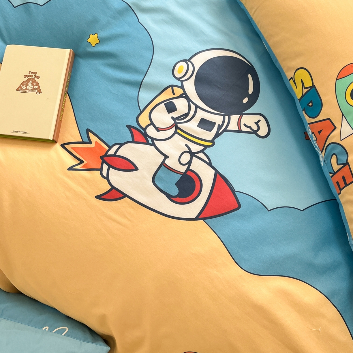 91家纺网 家纺一手货源 找家纺 孩子王家纺 2026新款卡通活性亲全棉纯棉专版太空人恐龙系列四件套 奇幻宇宙