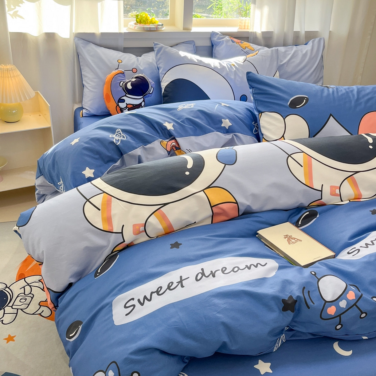 91家纺网 家纺一手货源 找家纺 孩子王家纺 2026新款卡通活性亲全棉纯棉专版太空人恐龙系列四件套 快乐宇航员