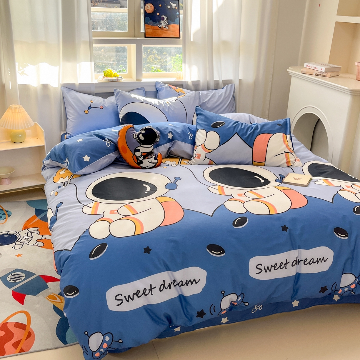 91家纺网 家纺一手货源 找家纺 孩子王家纺 2026新款卡通活性亲全棉纯棉专版太空人恐龙系列四件套 快乐宇航员