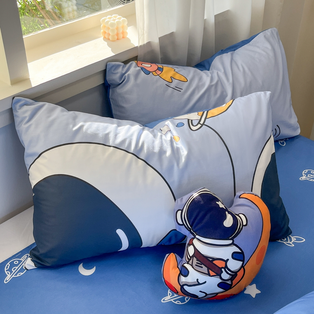 91家纺网 家纺一手货源 找家纺 孩子王家纺 2026新款卡通活性亲全棉纯棉专版太空人恐龙系列四件套 快乐宇航员