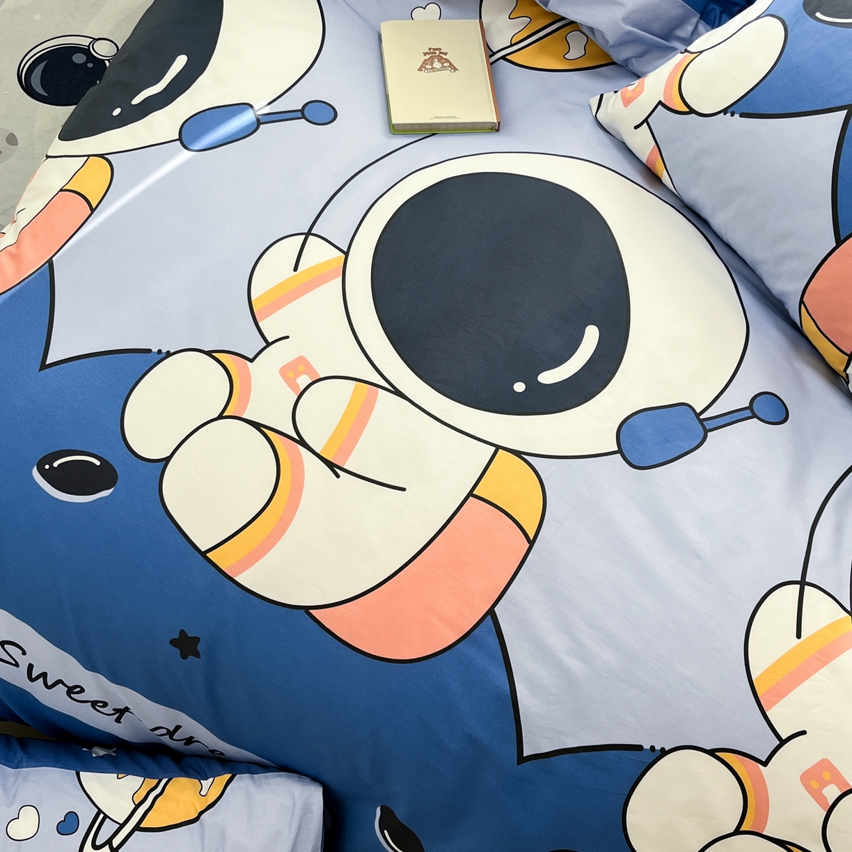 91家纺网 家纺一手货源 找家纺 孩子王家纺 2026新款卡通活性亲全棉纯棉专版太空人恐龙系列四件套 快乐宇航员