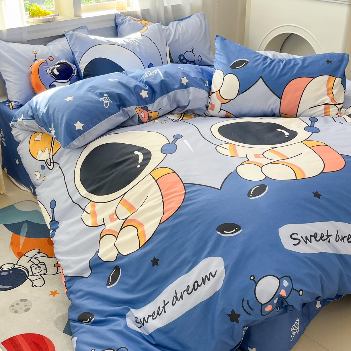 91家纺网 家纺一手货源 找家纺 孩子王家纺 2026新款卡通活性亲全棉纯棉专版太空人恐龙系列四件套 快乐宇航员