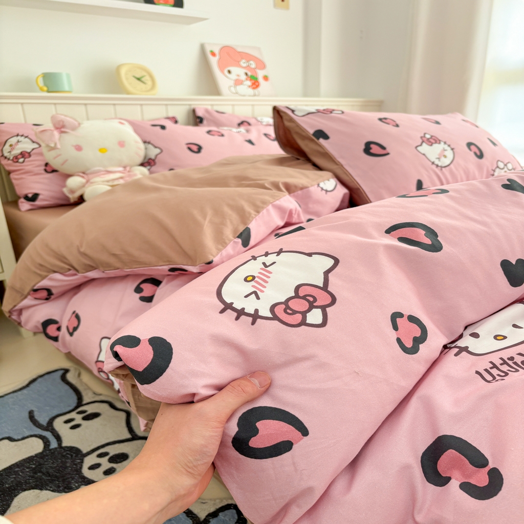 91家纺网 家纺一手货源 找家纺 孩子王家纺 2026新款卡通A类全棉纯棉正版授权小版三丽鸥系列四件套（含防伪码） 粉豹kt甜心