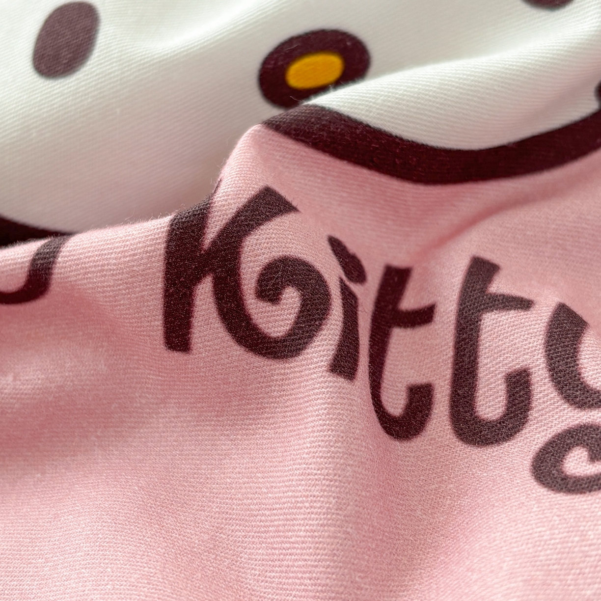 91家纺网 家纺一手货源 找家纺 孩子王家纺 2026新款卡通A类全棉纯棉正版授权小版三丽鸥系列四件套（含防伪码） 粉豹kt甜心