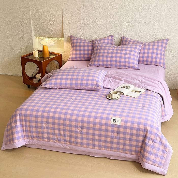 91家纺网 家纺一手货源 找家纺 宝士康家纺 2026新款10A抗菌水洗棉新疆棉花被绗缝款 单夏被/夏被四件套 棉花被-紫粉中格