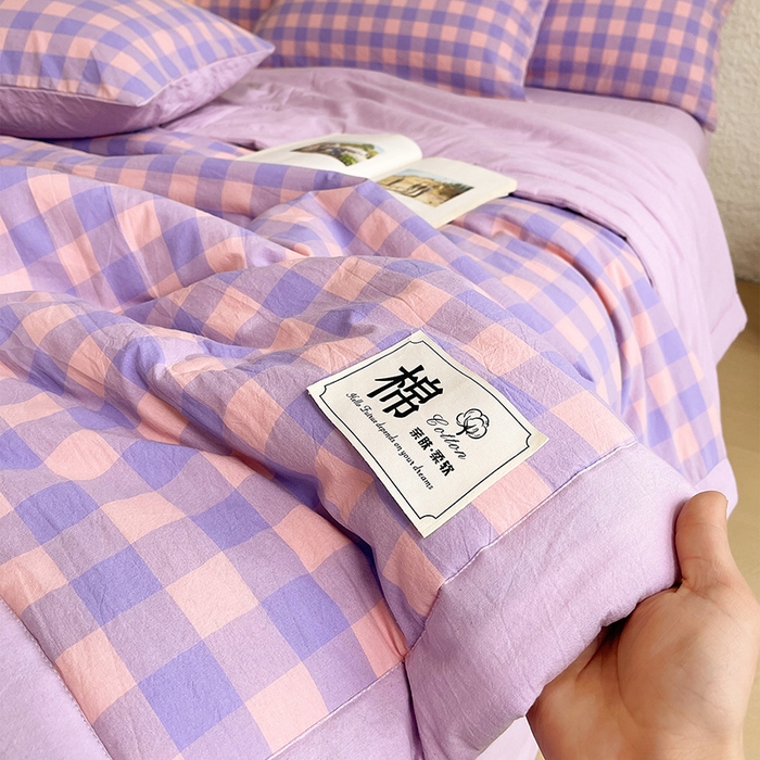 91家纺网 家纺一手货源 找家纺 宝士康家纺 2026新款10A抗菌水洗棉新疆棉花被绗缝款 单夏被/夏被四件套 棉花被-紫粉中格