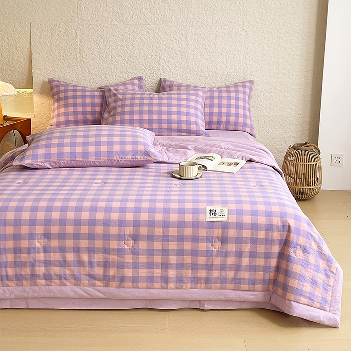 91家纺网 家纺一手货源 找家纺 宝士康家纺 2026新款10A抗菌水洗棉新疆棉花被绗缝款 单夏被/夏被四件套 棉花被-紫粉中格