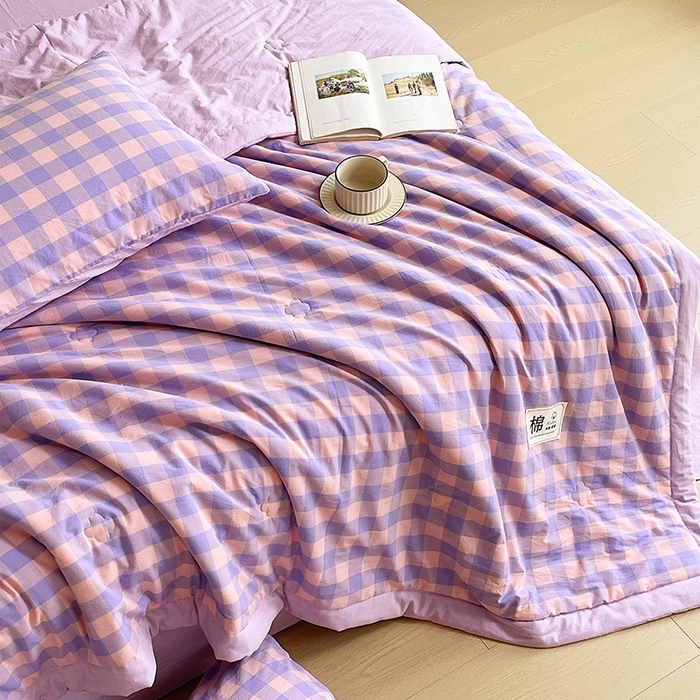 91家纺网 家纺一手货源 找家纺 宝士康家纺 2026新款10A抗菌水洗棉新疆棉花被绗缝款 单夏被/夏被四件套 棉花被-紫粉中格