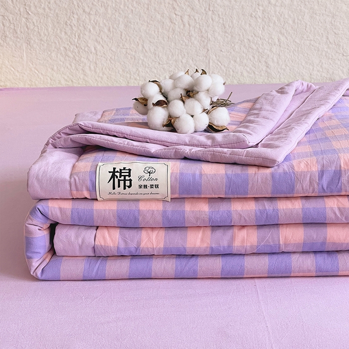 91家纺网 家纺一手货源 找家纺 宝士康家纺 2026新款10A抗菌水洗棉新疆棉花被绗缝款 单夏被/夏被四件套 棉花被-紫粉中格