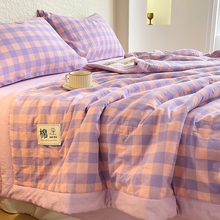 91家纺网 家纺一手货源 找家纺 宝士康家纺 2026新款10A抗菌水洗棉新疆棉花被绗缝款 单夏被/夏被四件套 棉花被-紫粉中格