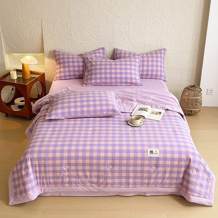 91家纺网 家纺一手货源 找家纺 宝士康家纺 2026新款10A抗菌水洗棉新疆棉花被绗缝款 单夏被/夏被四件套 棉花被-紫粉中格