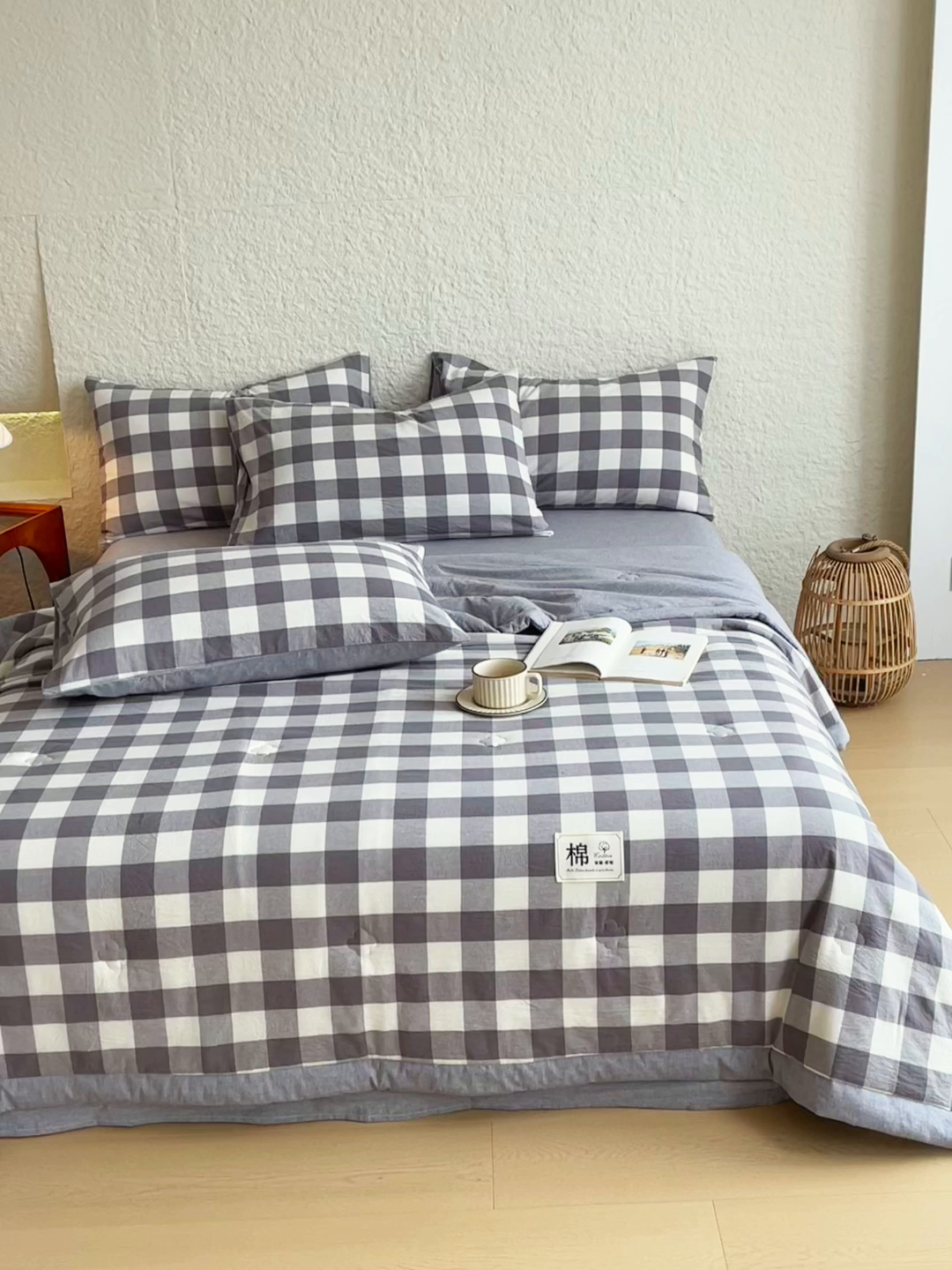91家纺网 家纺一手货源 找家纺 宝士康家纺 2026新款10A抗菌水洗棉新疆棉花被绗缝款 单夏被/夏被四件套 棉花被-灰白中格