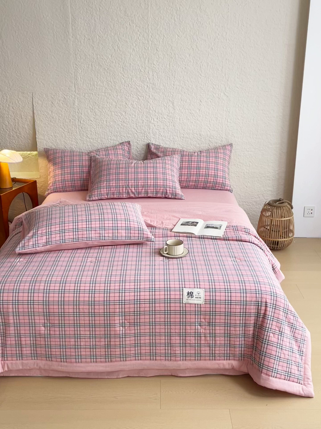 91家纺网 家纺一手货源 找家纺 宝士康家纺 2026新款10A抗菌水洗棉新疆棉花被绗缝款 单夏被/夏被四件套 棉花被-紫粉中格