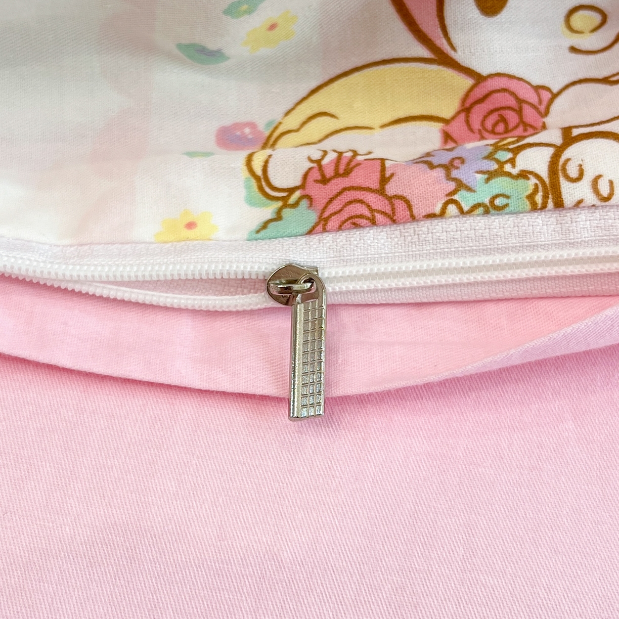 91家纺网 家纺一手货源 找家纺 孩子王家纺 2026新款卡通A类全棉纯棉正版授权小版三丽鸥系列四件套（含防伪码） 俏皮美乐蒂