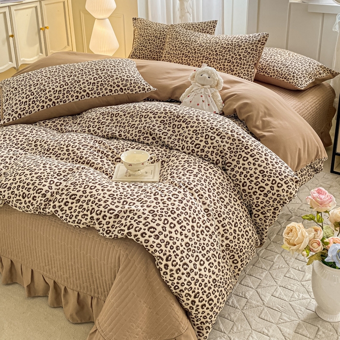 91家纺网 家纺一手货源 找家纺 仟网汇 2026新款针织棉双层纱床盖四件套夏被四件套 豹纹风尚