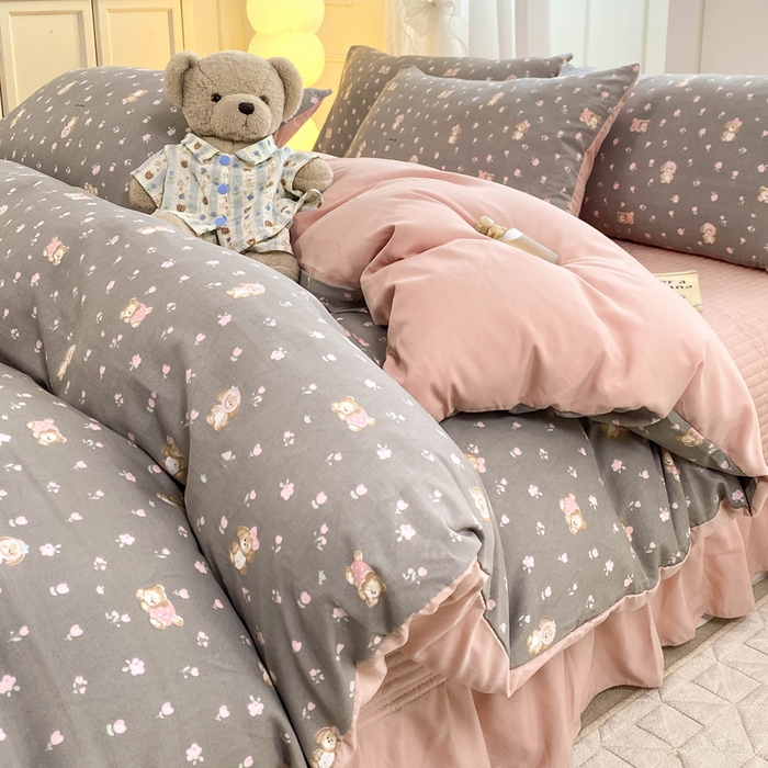 91家纺网 家纺一手货源 找家纺 仟网汇 2026新款针织棉双层纱床盖四件套夏被四件套 熊趣