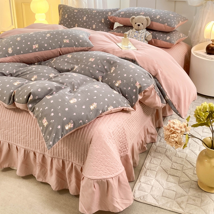 91家纺网 家纺一手货源 找家纺 仟网汇 2026新款针织棉双层纱床盖四件套夏被四件套 熊趣