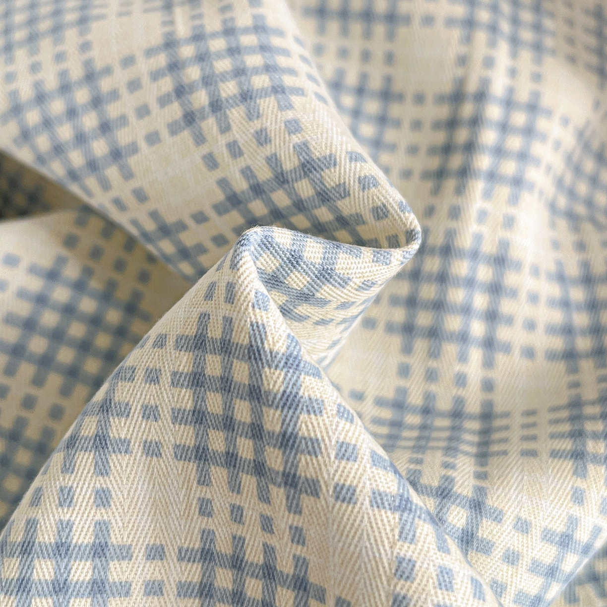 91家纺网 家纺一手货源 找家纺 金梦拉家纺 2026春夏新款高克重提花色织印花小布袋四件套 海盐蓝格