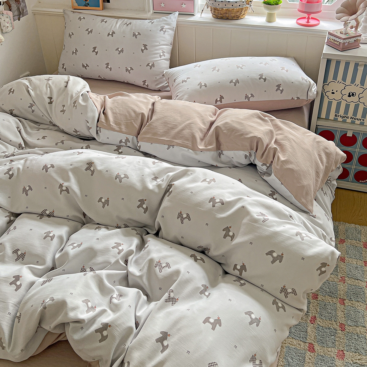 91家纺网 家纺一手货源 找家纺 金梦拉家纺 2026春夏新款高克重提花色织印花小布袋四件套 小木马