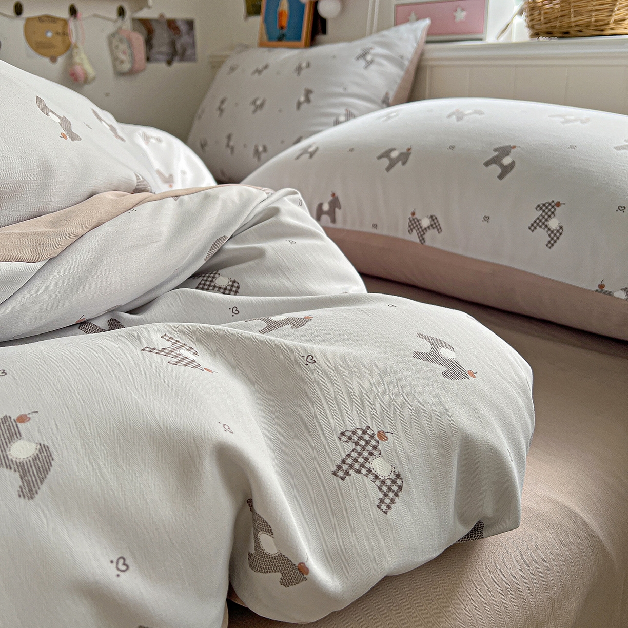 91家纺网 家纺一手货源 找家纺 金梦拉家纺 2026春夏新款高克重提花色织印花小布袋四件套 小木马