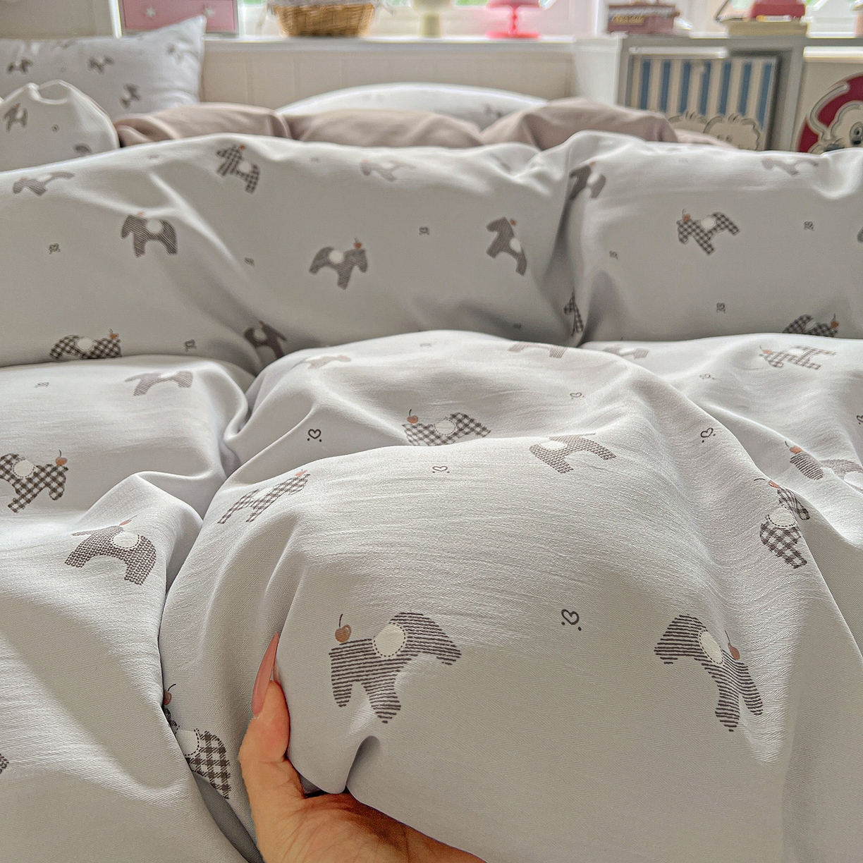 91家纺网 家纺一手货源 找家纺 金梦拉家纺 2026春夏新款高克重提花色织印花小布袋四件套 小木马