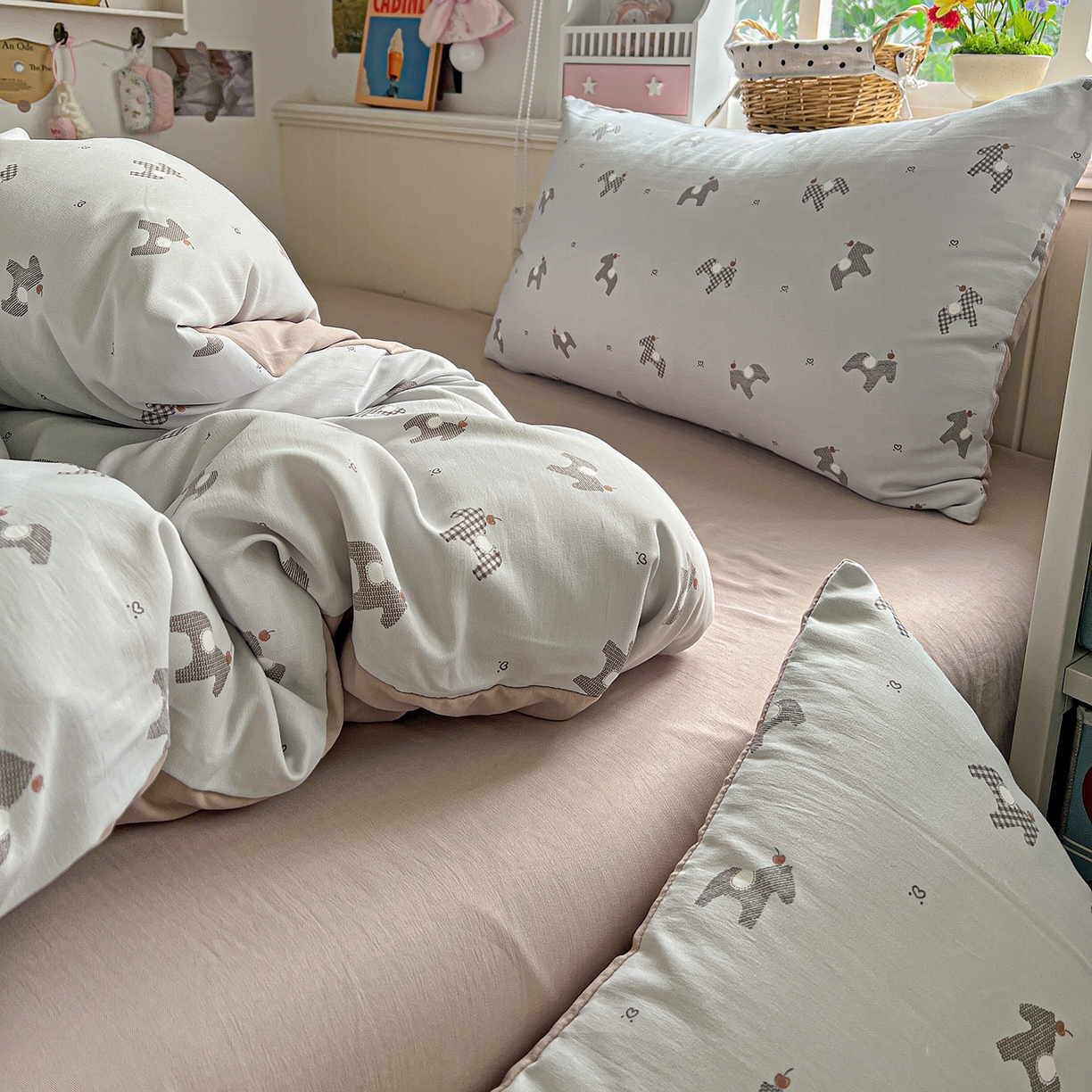 91家纺网 家纺一手货源 找家纺 金梦拉家纺 2026春夏新款高克重提花色织印花小布袋四件套 小木马