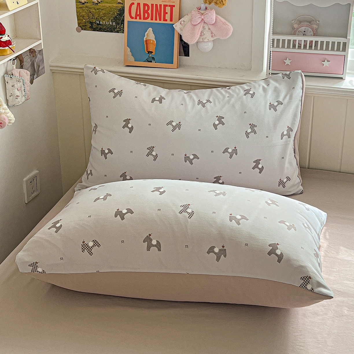 91家纺网 家纺一手货源 找家纺 金梦拉家纺 2026春夏新款高克重提花色织印花小布袋四件套 小木马