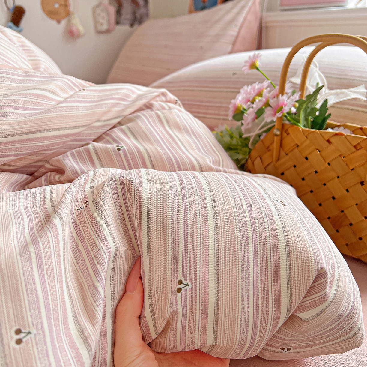 91家纺网 家纺一手货源 找家纺 金梦拉家纺 2026春夏新款高克重提花色织印花小布袋四件套 玫瑰樱桃