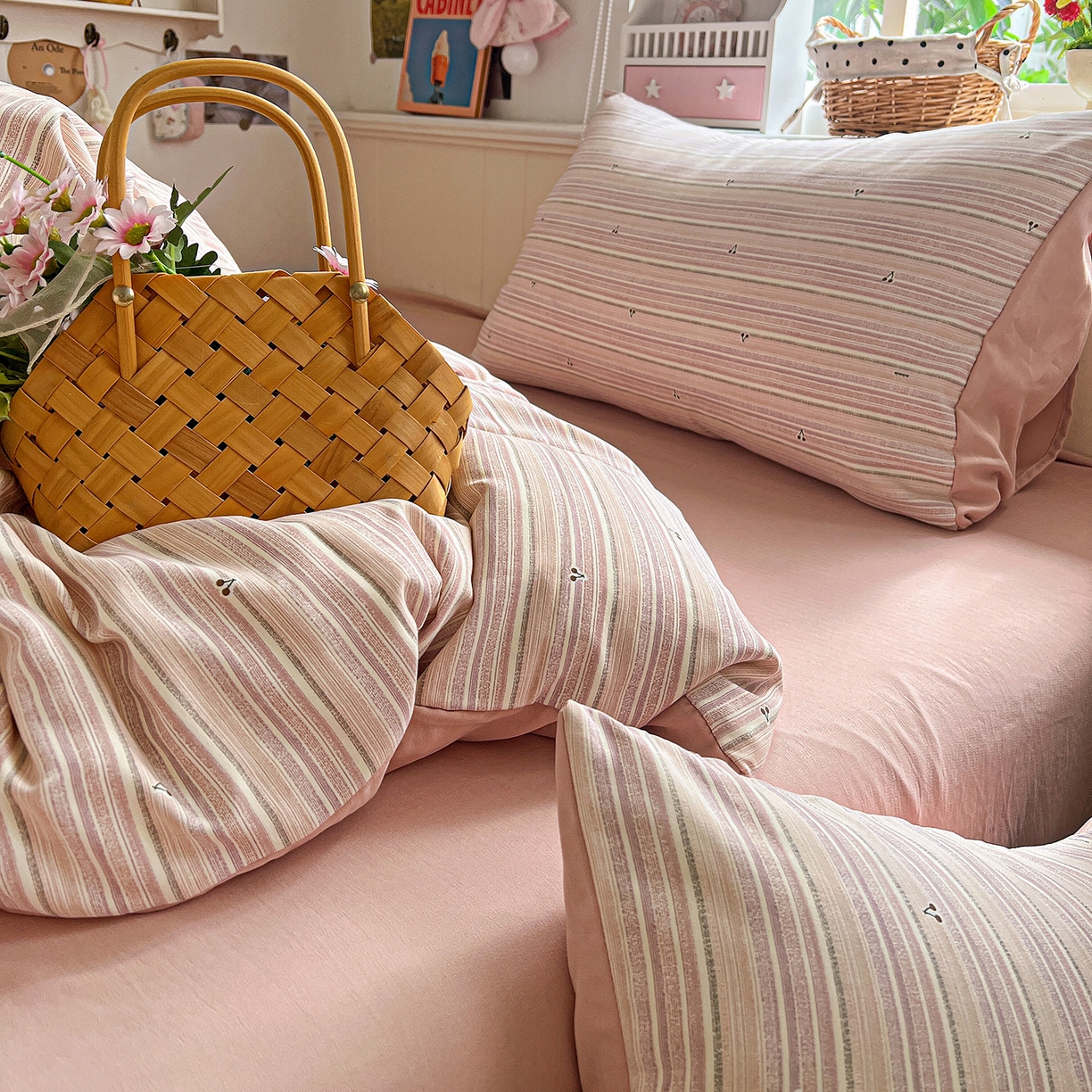 91家纺网 家纺一手货源 找家纺 金梦拉家纺 2026春夏新款高克重提花色织印花小布袋四件套 玫瑰樱桃