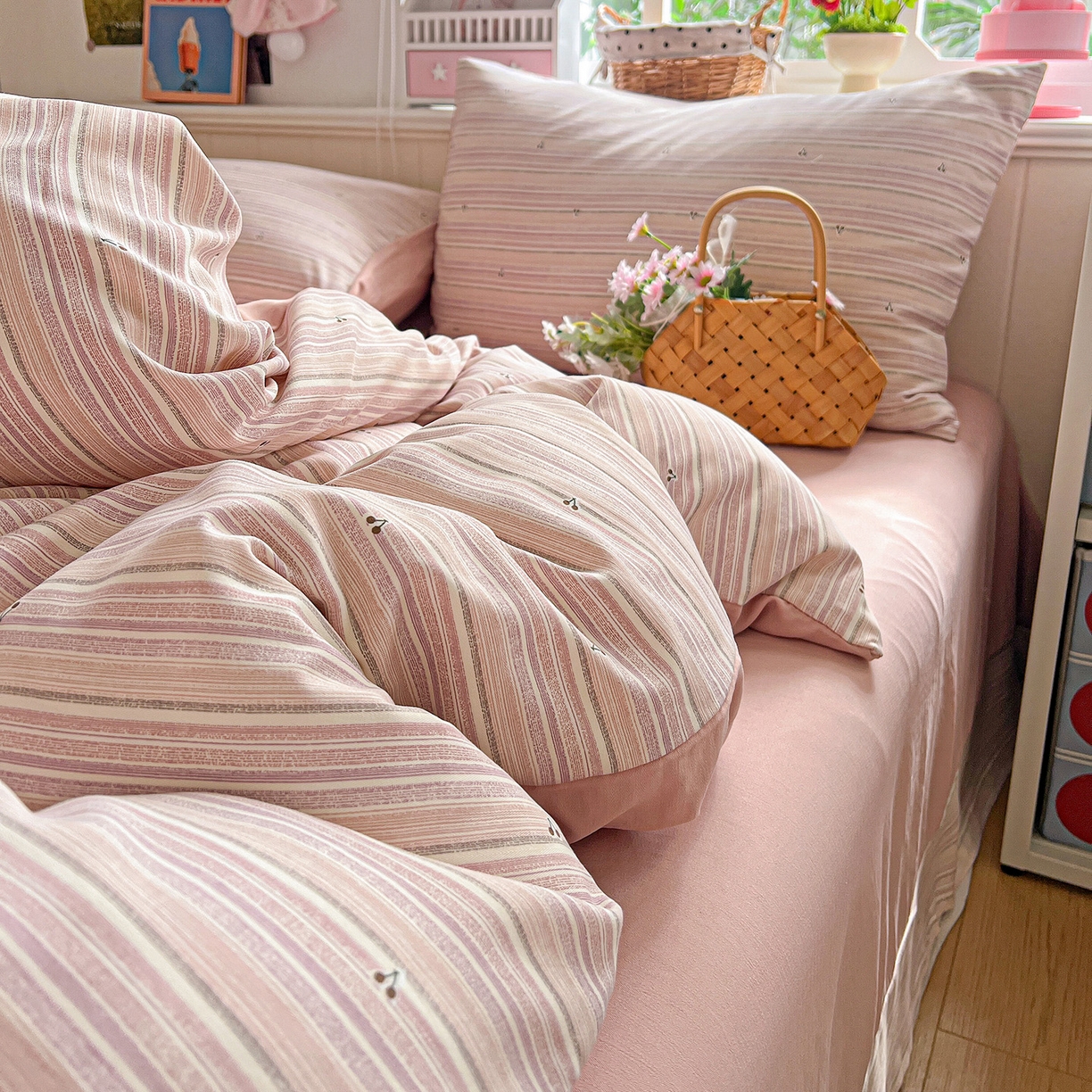 91家纺网 家纺一手货源 找家纺 金梦拉家纺 2026春夏新款高克重提花色织印花小布袋四件套 玫瑰樱桃